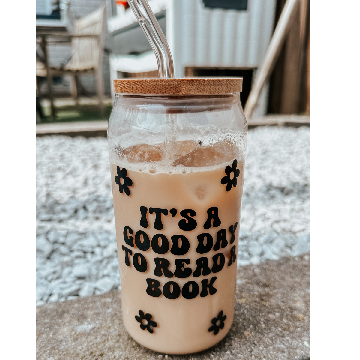 Glazen drinkbeker met rietje it's a good day to read a book